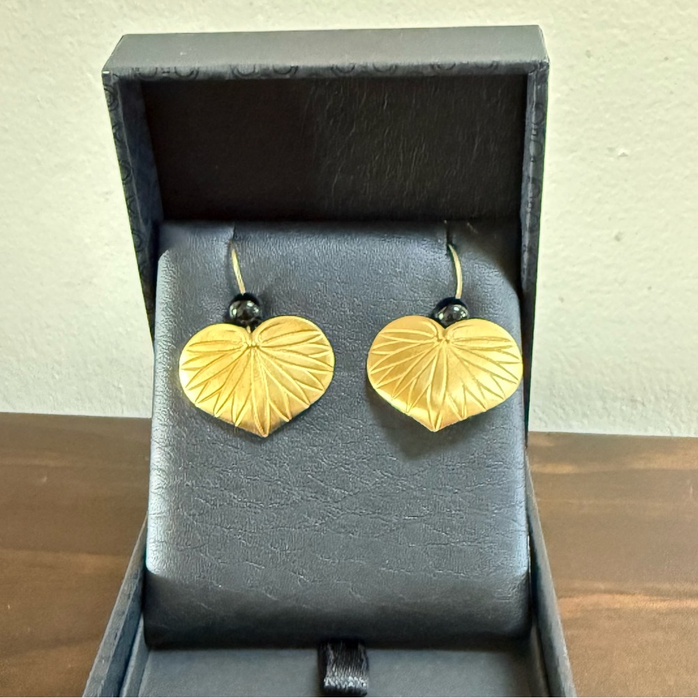 Vintage Lotus Leaf Brushed Gold Tone and Black Bead Earrings - Picture 6 of 8